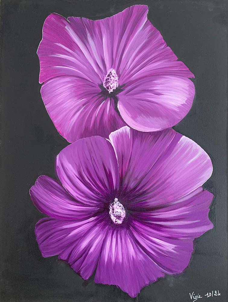 Image du tableau intitulé "En duo", qui représente deux fleurs d'hibiscus violettes, sur fond noir, peintes à l'huile sur toile.
