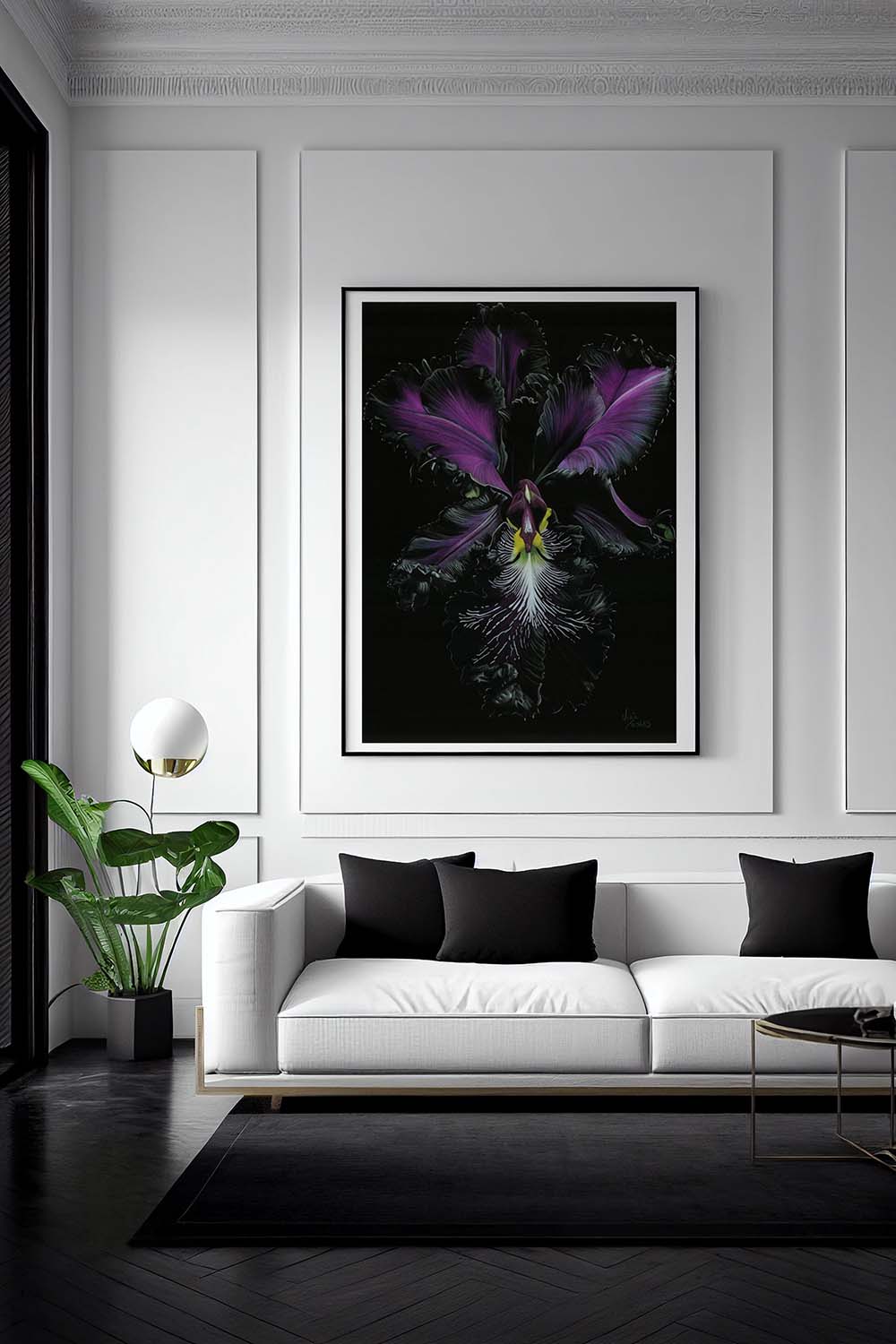 Dessin d'une orchidée noire, avec des dégradés de violets et de gris, sur fond noir, encadré et accroché sur un mur blanc, au dessus d'un canapé blanc ave des coussins noirs.