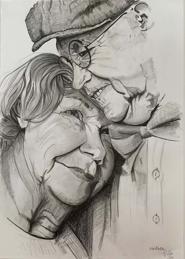 Portrait dessiné aux crayons gris, d'un couple de personnes âgées. La femme a sa tête posée sur l'épaule de l'homme. les deux arborent un sourire délicat et amoureux.