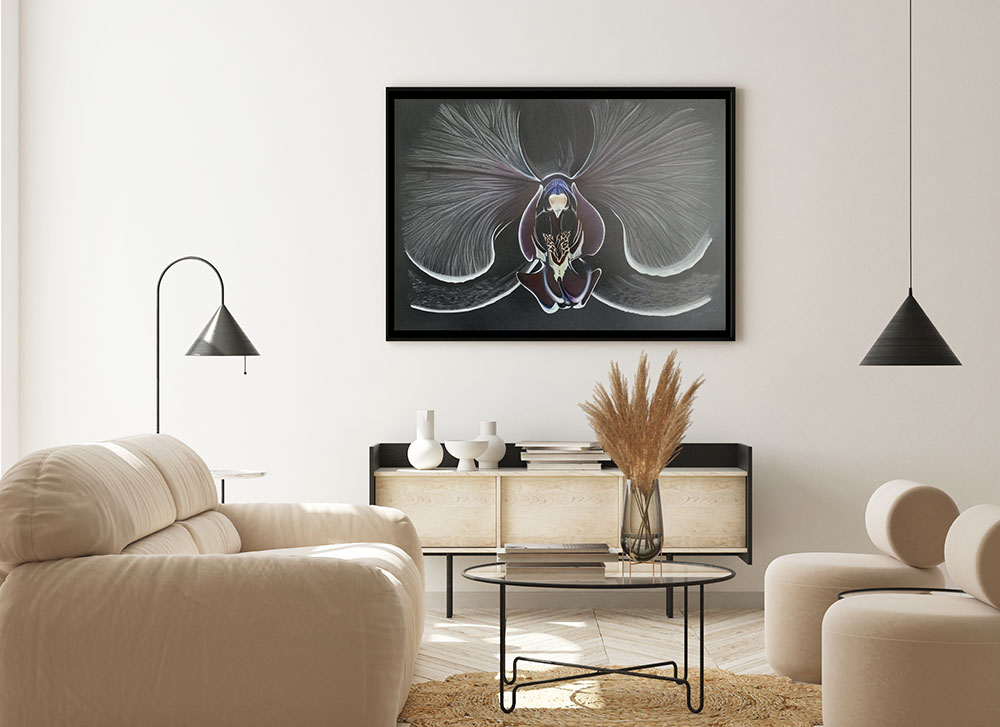 Dessin d'une fleur d'orchidée sur fond noir, accroché sur un mur dans un salon beige