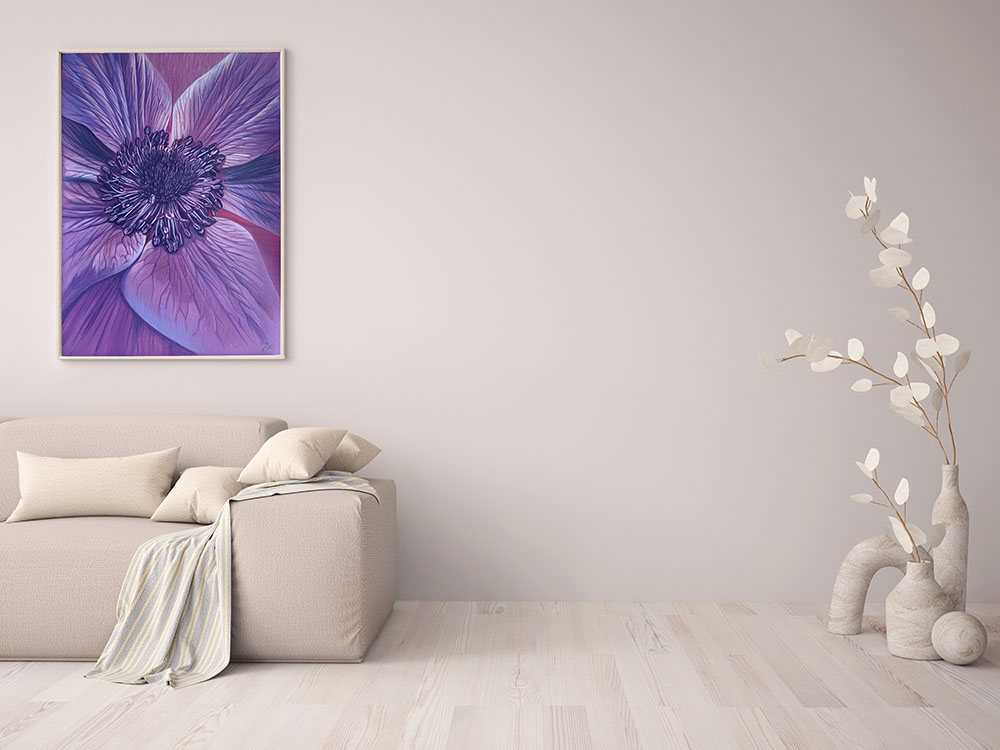 Le dessin "La fleur de l'âge" encadré au dessus d'un canapé, dans une ambiance calme de dégradés de beige.