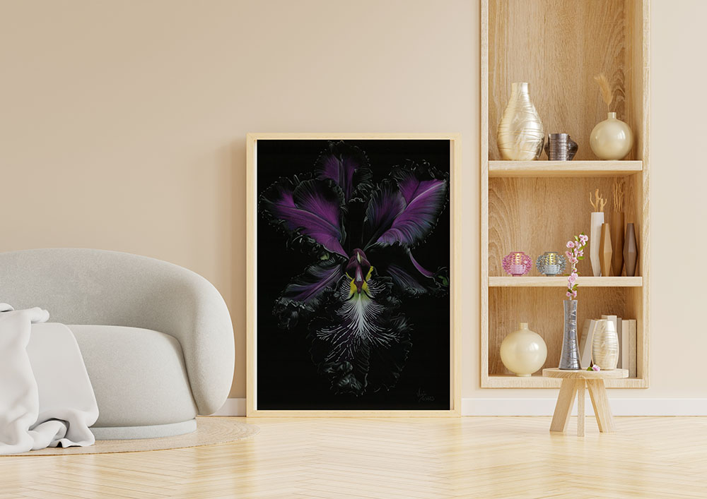 Dessin d'une orchidée noire, avec des dégradés de violets et de gris, sur fond noir, encadré et posé sur un parquet de bois clair.