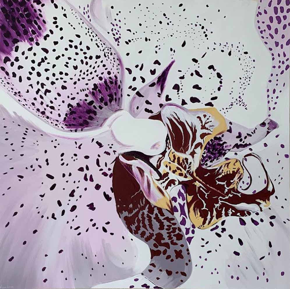 Peinture sur une toile carré, du coeur d'une orchidée, dans les tons de violets, de gris, avec une dominance blanche.