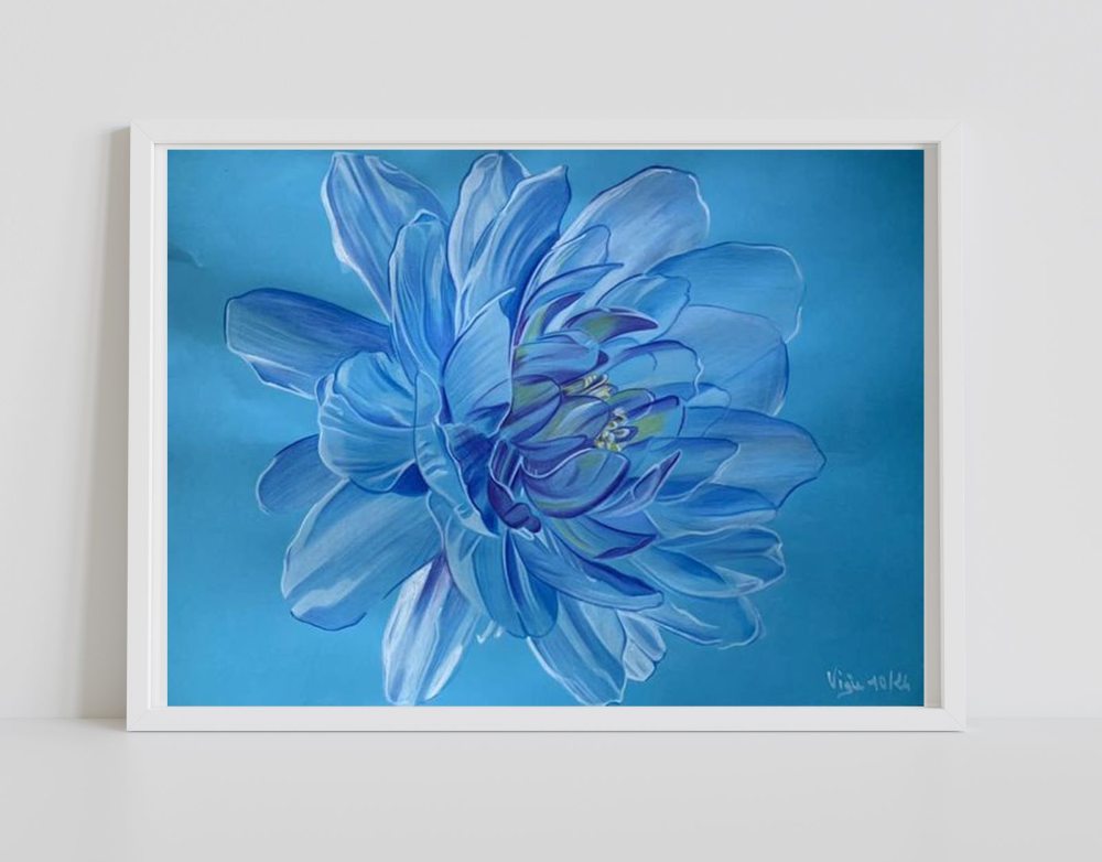 Dessin d'une fleur de nénuphar, dans un camaïeu de bleus, encadré et posé au sol.
