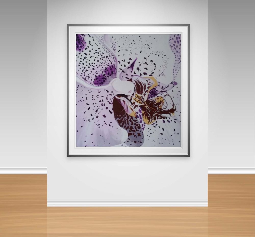 Peinture sur une toile carré, du coeur d'une orchidée, dans les tons de violets, de gris, avec une dominance blanche. La toile est accroché sur le mur blanc d'un musée, avec un parquet en bois clair.