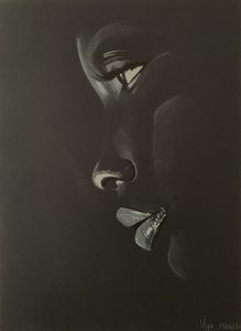 Portrait de profil d'une femme en noir et blanc.