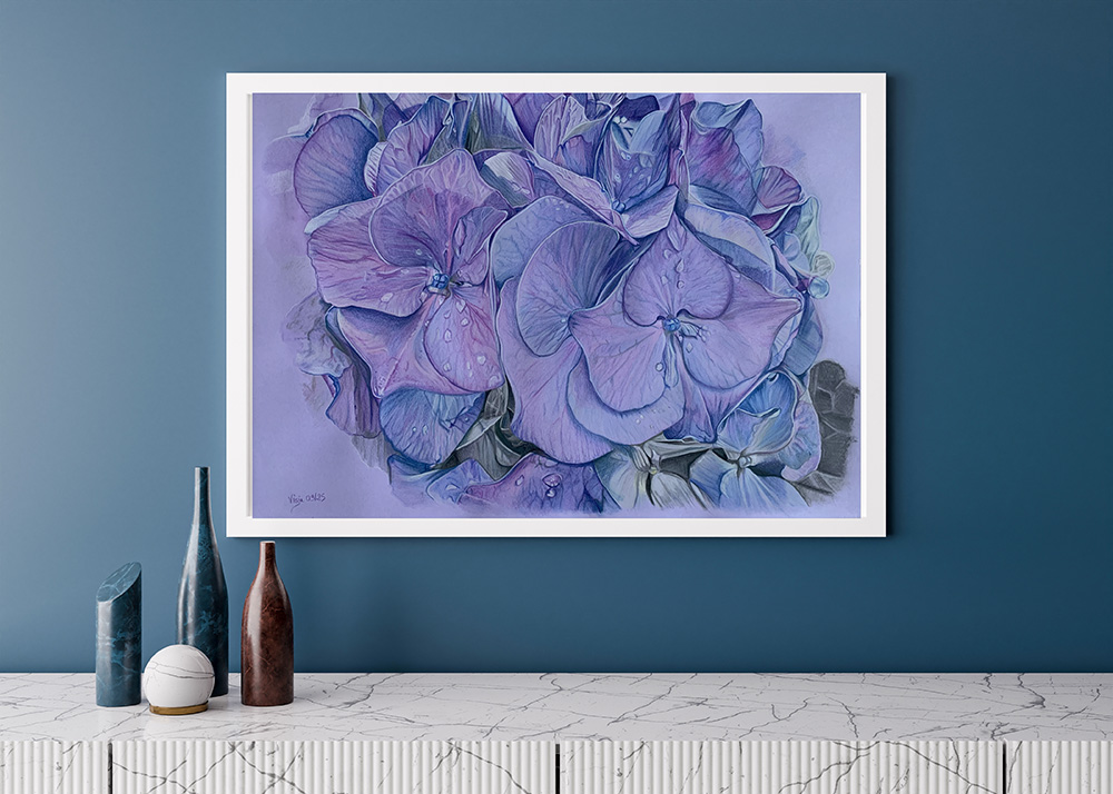 Dessin d'une fleur d'hortensia dans les tons bleus et violets, accroché sur un mur bleu