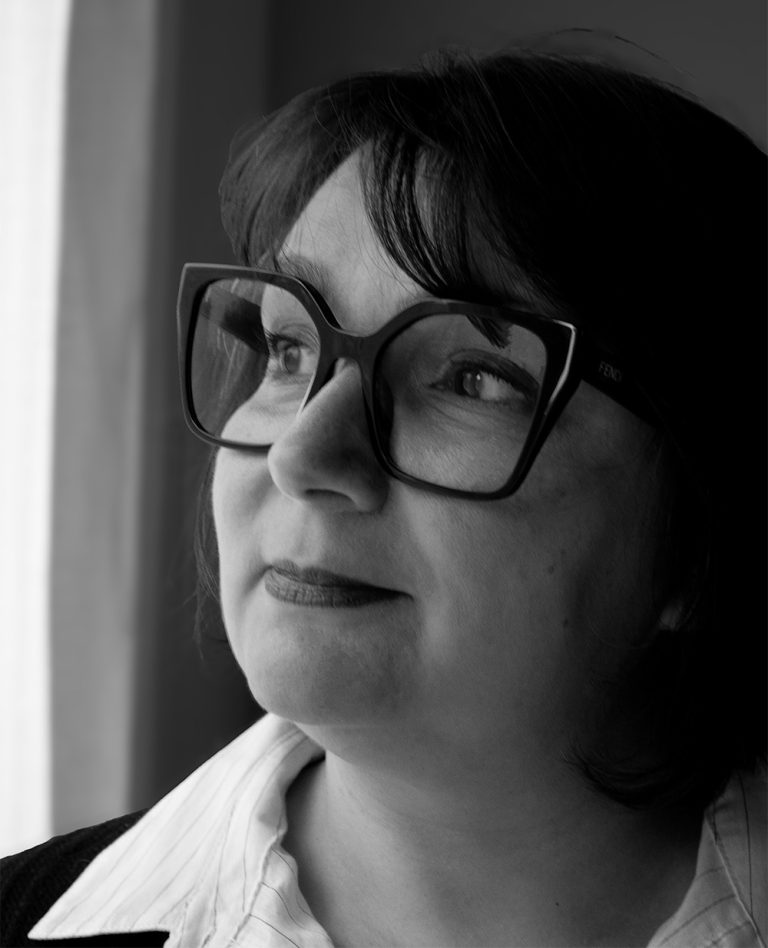 Portrait en noir et blanc de Vigie, regardant par une fenêtre