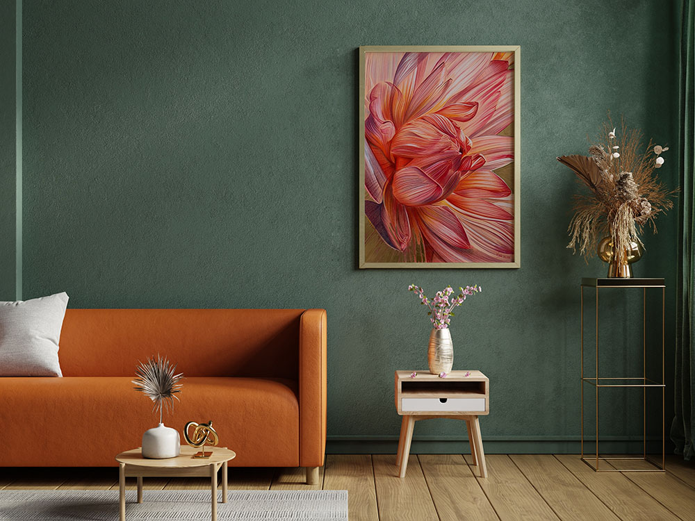 Dessin d'un lotus sacré orangé accroché sur un mur vert dans un salon